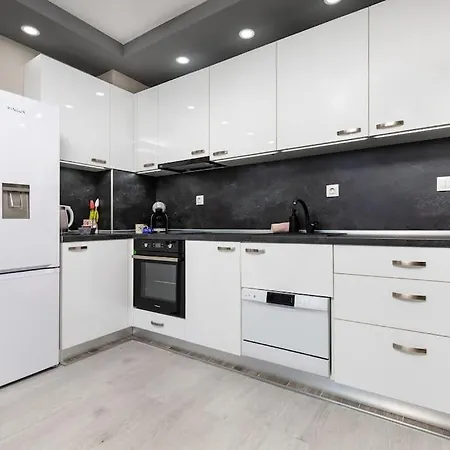 Comfy With Private Parking 普罗夫迪夫