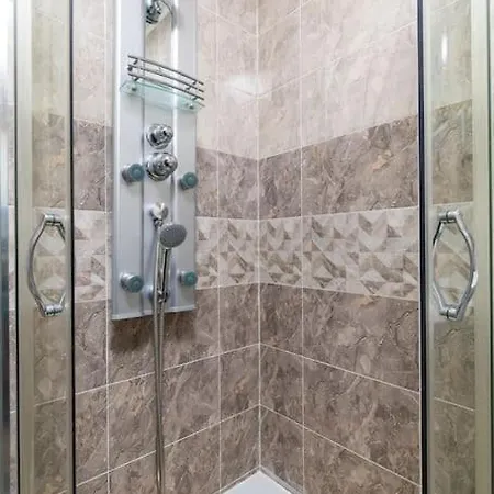 Comfy With Private Parking