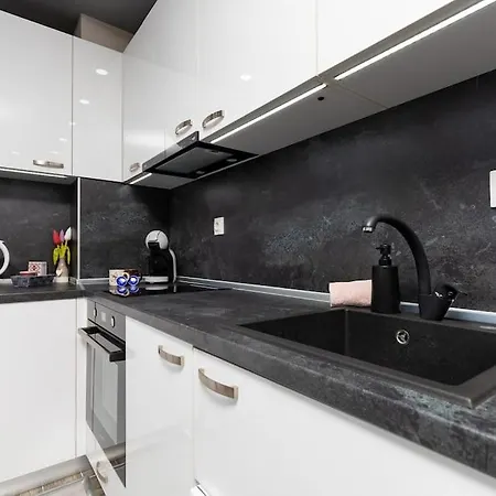 Comfy With Private Parking Apartment